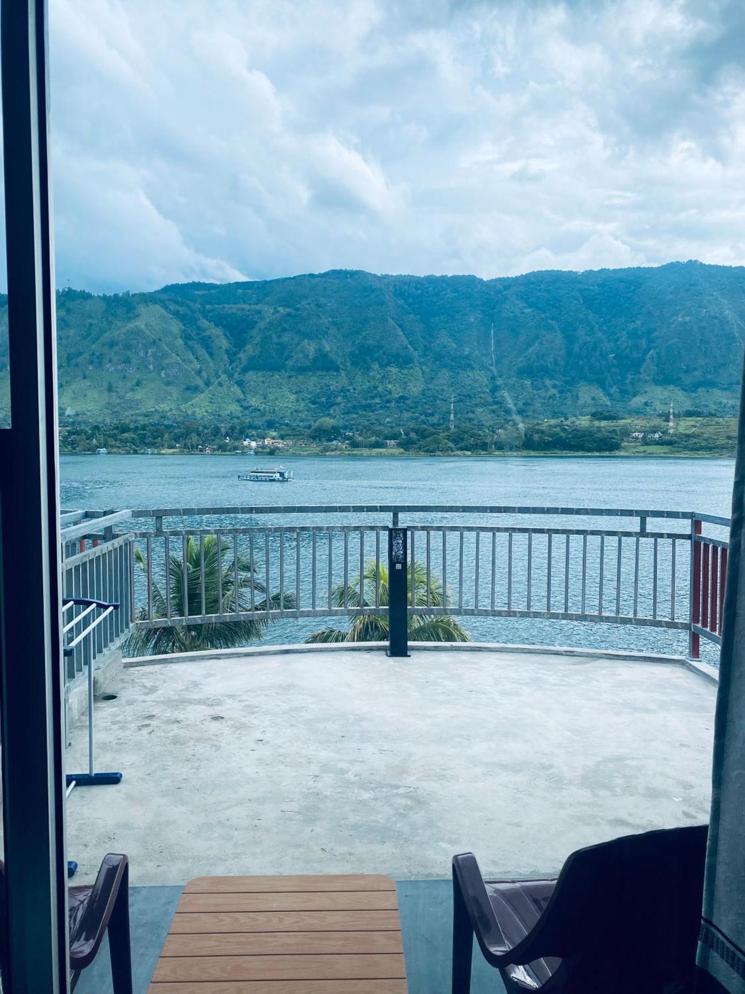 Vandu'S View Guest House & Restaurant Tuk Tuk Exterior foto